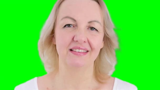 Donna Che Pensa Cerca Una Risposta Scuote Spalle Incertezza Domanda — Video Stock