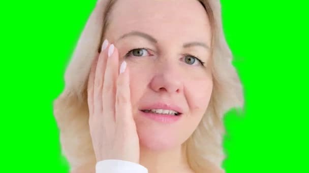 Extremo Primer Plano Labios Femeninos Barbilla Aplicación Crema Envejecimiento Piel — Vídeo de stock