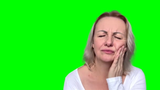 Eine Erwachsene Frau Hat Zahnschmerzen Sie Drückt Ihre Hand Auf — Stockvideo