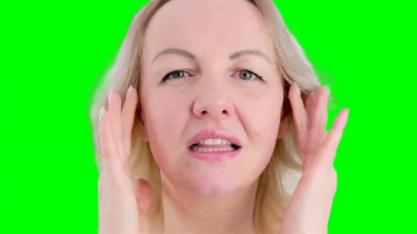 Hud Åtstramning Kvinna Tittar Ålder Hon Försiktigt Drar Huden Templet — Stockvideo