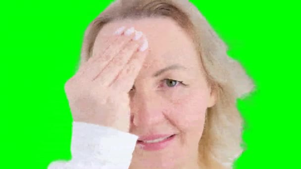 Kvinna Tar Bort Makeup Från Ansiktet Rengöring Ansiktshud Porträtt Närbild — Stockvideo