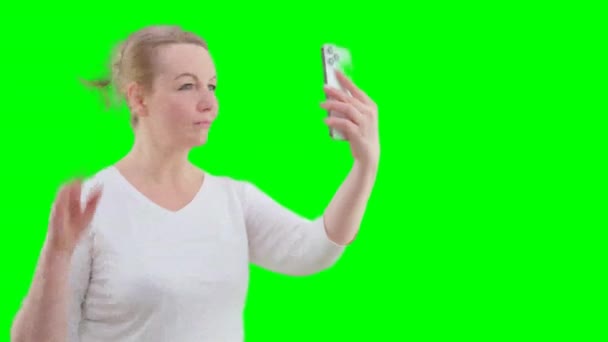 Женщина Уложила Волосы Шпилькой Крабом Смотрит Себя Зеркало Мобильного Телефона — стоковое видео