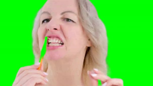 中年金发女人在刷牙和刷牙之间享受着刷牙的乐趣 照顾好自己的牙医女人 笑得像刚吃完饭的样子 — 图库视频影像