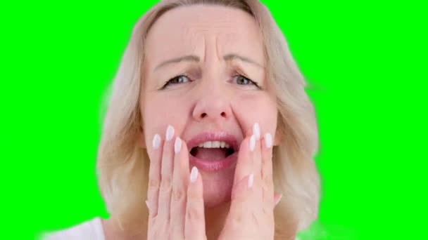 Donna Scusa Dice Dispiace Borse Labbra Nel Sorriso Timido Tocca — Video Stock