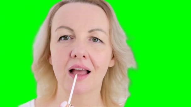 Egy Maga Csinálja Sminkjét Rúzst Szájfényt Használ Közelkép Szépség Divat — Stock videók