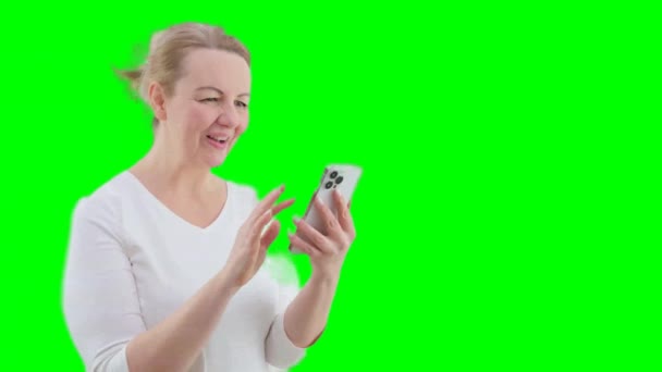 Mujer Joven Usando Smartphone Navegación Línea Imágenes Alta Calidad — Vídeos de Stock