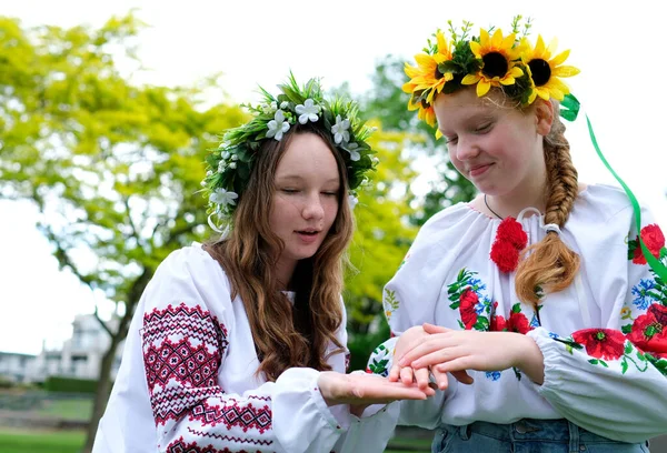 Красивые Украинки Девушки Национальной Одежде Смеются Играют Косички Танцуют Волосы — стоковое фото