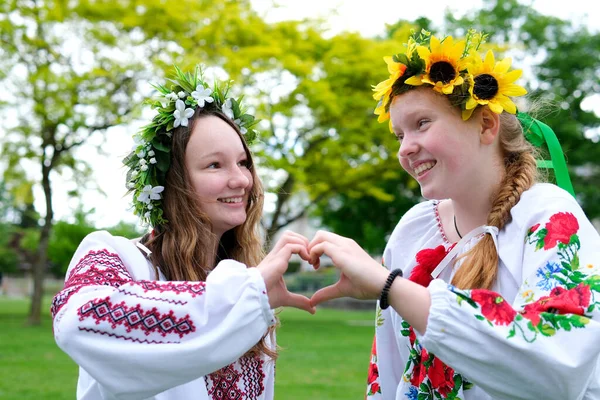 Belles Femmes Ukrainiennes Jeunes Filles Vêtements Nationaux Riant Jouer Danser — Photo