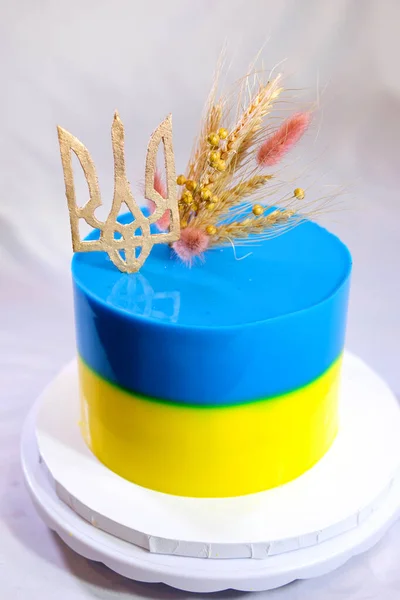 用乌克兰国旗三叉戟和麦穗与小米白色背景制作和装饰美味的蛋糕甜点 — 图库照片