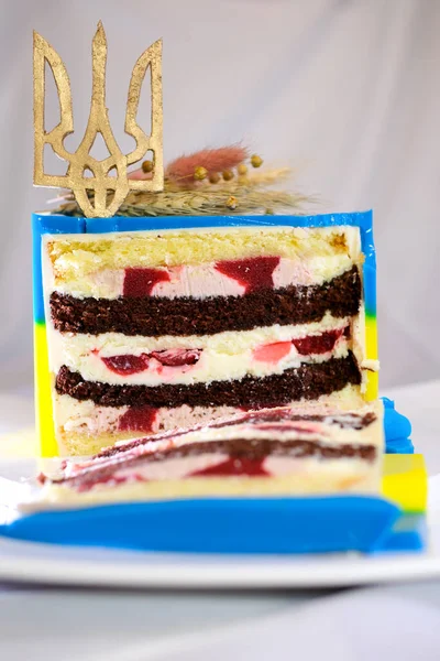 用乌克兰国旗三叉戟和麦穗与小米白色背景制作和装饰美味的蛋糕甜点 — 图库照片