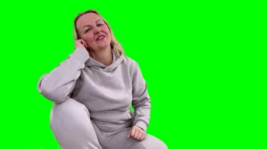 Tavsiye mesajlaşmak için bol bol yer var. Bir kadın bir şeyden çok memnun ve mutludur. Başparmağını kaldırdı.