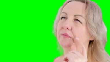 Üzgün, çekici, psikolojik sorunları olan, bunalımda olan, üzgün, yalnız bir kadın. İstenmeyen hamilelik konseptiyle başı dertte olan kederli bir kadın.