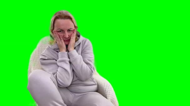 Traurige Nachdenkliche Frau Die Hause Sessel Sitzt Hochwertiges Filmmaterial — Stockvideo