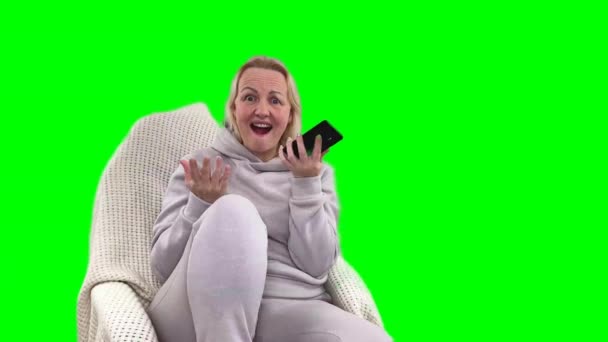 Verheugd Verrast Dame Met Mobiele Telefoon Ontving Goed Nieuws Kennisgeving — Stockvideo