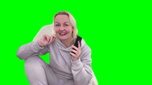 Mujer Enérgica Positiva Divirtiéndose Bailando Escuchando Música Por Teléfono Mujer — Vídeos de Stock