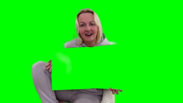 Elinde Beyaz Pankartla Gülümseyen Bir Kadın Açık Renkli Eşofman Giyen — Stok video
