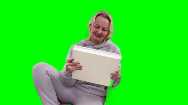 Žena Teplákové Soupravě Sedí Bílém Pozadí Objímám Béžovou Knížku Nedovolí — Stock video