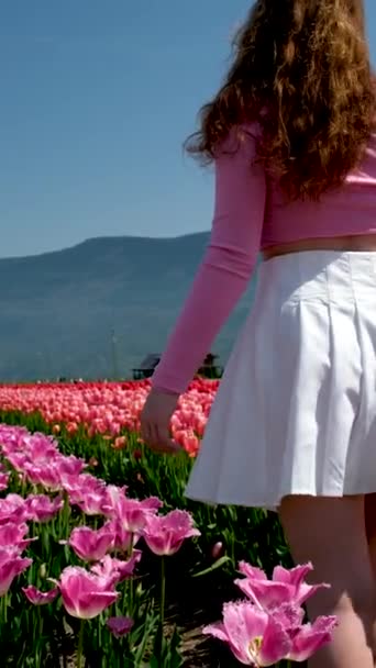 Dívka Bílé Sukni Prochází Pole Tulipány Tanec Spinning Běh Dotek — Stock video