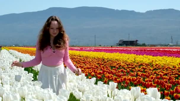 Dívka Bílé Sukni Prochází Pole Tulipány Tanec Spinning Běh Dotek — Stock video