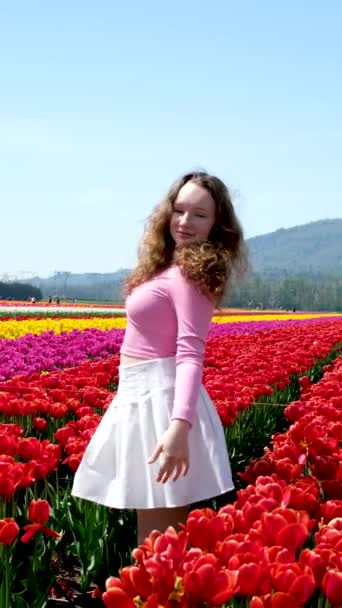 Beyaz Etekli Kız Tarlada Yürüyor Laleler Dans Ediyor Çiçekler Dokunuyor — Stok video