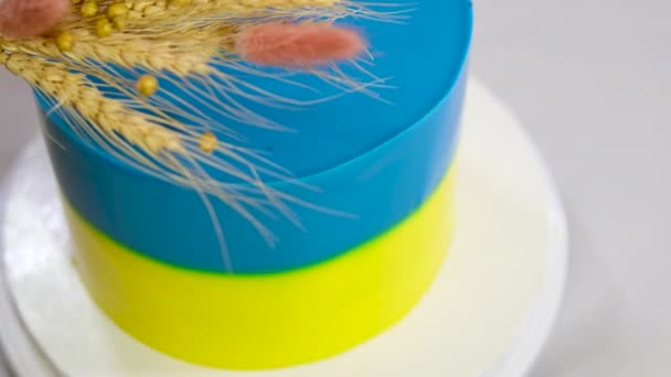 Приготовление Украшение Вкусного Десерта Украинским Флагом Трезубец Шипы Пшеницы Проса — стоковое видео