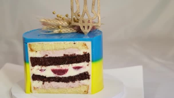 맛있는 케이크 디저트를 준비하고 장식하는 배경에는 우크라이나 국기인 트라이 던트와 — 비디오