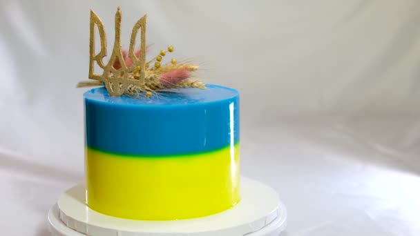 用乌克兰国旗三叉戟和麦穗与小米白色背景制作和装饰美味的蛋糕甜点 — 图库视频影像