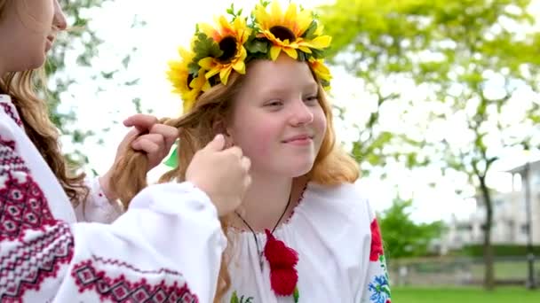 Güzel Ukraynalı Genç Kızlar Gülüyorlar Dans Ediyorlar Saçlarını Örüyorlar Gülümsüyorlar — Stok video