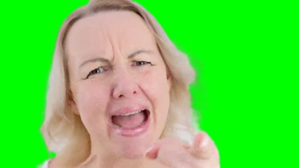 Kadın Öfkeyle Bağırıyor Sarışın Kadın Parmağını Sallıyor Beyaz Arka Plandaki — Stok video
