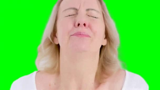 病気の高齢者の白髪のブロンドの女性50歳の白いシャツのスニーズでプレーンパステルライトブルーの背景スタジオの肖像画に隔離された 健康的なライフスタイル病気の治療の概念 — ストック動画
