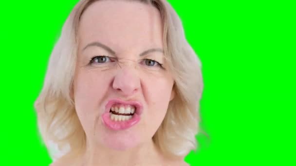 Ağız Aşağılayıcı Yavaş Hareket Kız Tatminsiz Suratlar Yapıyor Dudaklarıyla Dişler — Stok video