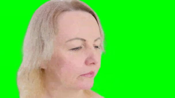 45岁的女人在家里哭得很伤心 悲伤的概念 真正的金发碧眼的人把她的手放在她的额头上挥动着她的手发出 复制空间 高质量的4K镜头 — 图库视频影像