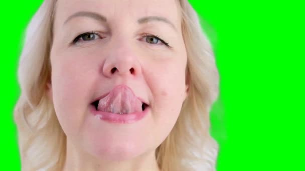 女人试图用舌尖向左右挥动舌头达到鼻孔的时候 她就用舌头做运动 — 图库视频影像