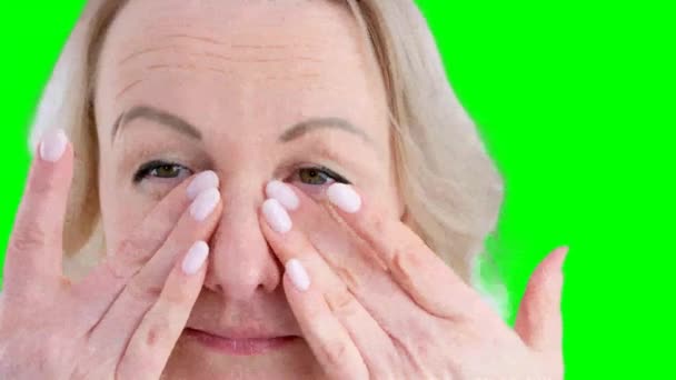 按摩眼睑女人用手指轻柔地按摩眼睛擦去妆容流淌的睫毛膏女人在疲倦后矫正涂在眼睛上的睫毛膏 — 图库视频影像