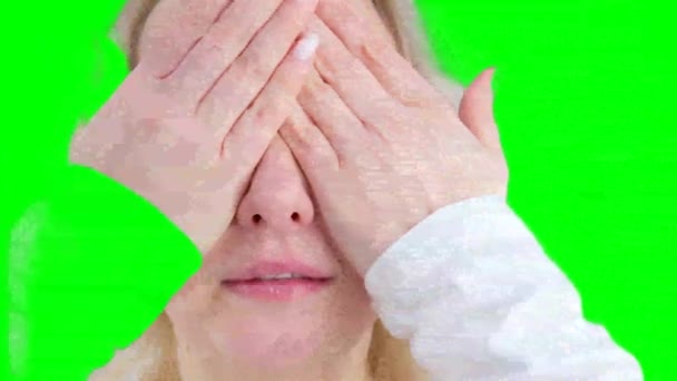 Gör Palmering Behandla Ögon Kvinna Täcker Ögonen Med Sina Handflator — Stockvideo