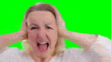 Kız beyaz arka planda beyaz tişört diye bağırıyor. İnsanların duyguları. Yüksek kalite 4k görüntü