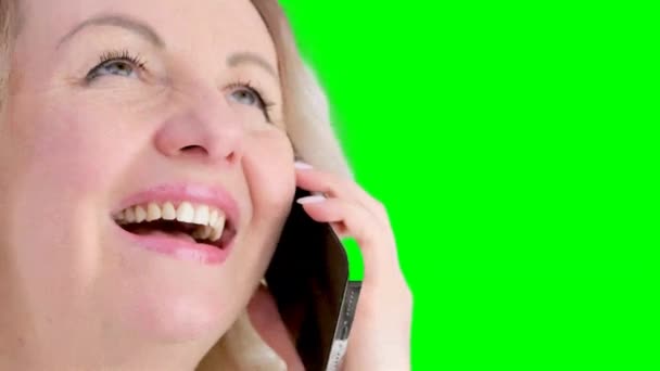 Hell Aufrichtiges Lachen Blondine Mittleren Alters Nahaufnahme Gesicht Reden Telefon — Stockvideo
