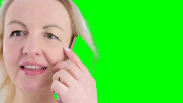 Šťastná Žena Středního Věku Odpočívá Útulné Pohovce Mluví Smartphonu Přáteli — Stock video