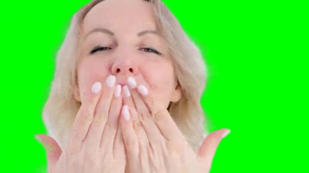 Крупный План Красивой Блондинки Смотрящей Камеру Посылающей Воздушный Поцелуй Фоне — стоковое видео
