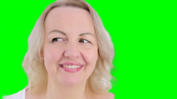 Primo Piano Donna Lampeggia Occhi Verdi Guardando Sinistro Destro Filmati — Video Stock