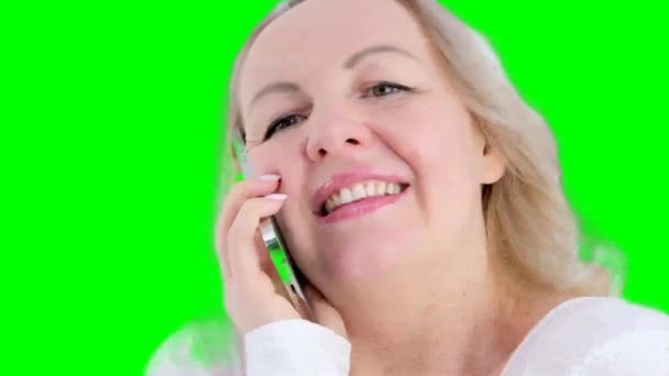 Mujer Feliz Alegre Vomitó Cabeza Hablando Por Teléfono Con Placer — Vídeos de Stock