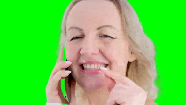 Mujer Confiada Sosteniendo Teléfono Muestran Pantalla Blanco Mirando Cámara Aislada — Vídeos de Stock