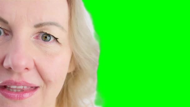 Красивий Портрет Щасливої Білої Жінки Яка Посміхається Досить Біла Дівчина — стокове відео