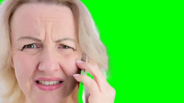 Biały Tło Zbliżenie Kobieta Krzyczy Jej Usta Otwarte Trzymając Telefon — Wideo stockowe