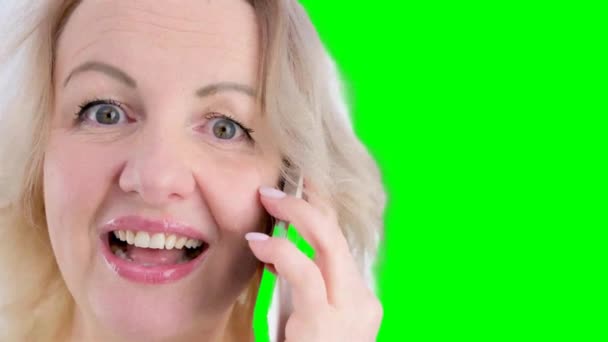 Krásná Žena Close Mluvit Telefonu Úsměv Otevřené Oči Blondýny Bílém — Stock video