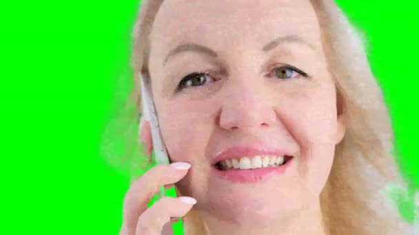 年轻的商界女性专业人员坐在家里的写字台上 一边微笑着一边打电话 快乐的女性客户一边打电话 一边确认网上购物订单的送达 — 图库视频影像