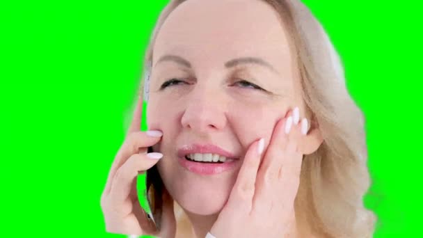 Mieszane Emocje Piękna Blondynka Kobieta Mówi Przez Telefon Machając Ręką — Wideo stockowe