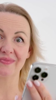 Afiş kadın beyaz arka plan mutlu bir şekilde gülümseyerek el ele alışveriş siparişi arkadaşlarla sohbet sohbetler samimi bir gülümsemeyle karşılaşmayı beklemek eğlenceli