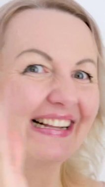 Kadın Elleri Boş Yeşil Krom Anahtar Arkaplanına Ellerini çırpıyor. El hareketleriyle. Alkış, övgü, tebrikler. Hayran desteği. Konser. Zevk. Vücut parçası. Eylem