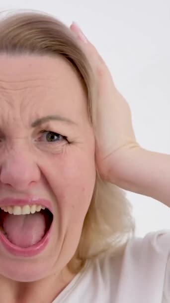 Dívka Křičí Bílé Tričko Bílém Pozadí Emoce Lidí Vysoce Kvalitní — Stock video